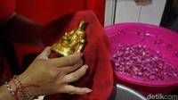 Rupang yang telah bersih dikeringkan dengan lap bersih (Foto: Deny Prastyo)
