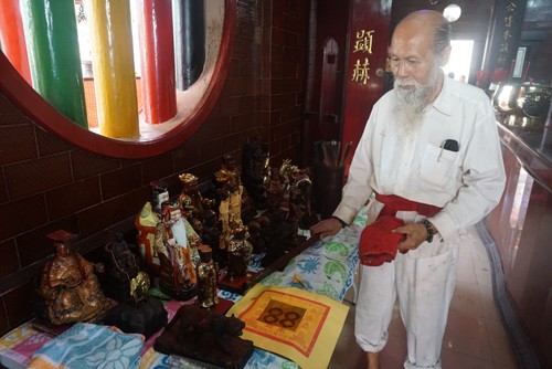 Pembersihan rupang di Wihara Dharmayana Kuta, Badung, jadi ritual rutin jelang Imlek. (Agus Eka)