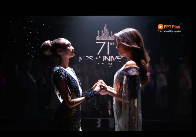 Inilah momen detik-detik pemilihan Miss Universe 2022. Amanda Dudamel wakil dari Venezuela itu saling bergandengan dengan R’Bonney Gabriel wakil dari Amerika Serikat. Foto: Dok. Getty Images, Instagram