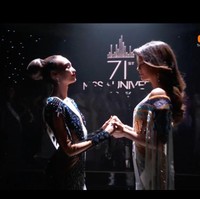 Inilah momen detik-detik pemilihan Miss Universe 2022. Amanda Dudamel wakil dari Venezuela itu saling bergandengan dengan R’Bonney Gabriel wakil dari Amerika Serikat. Foto: Dok. Getty Images, Instagram