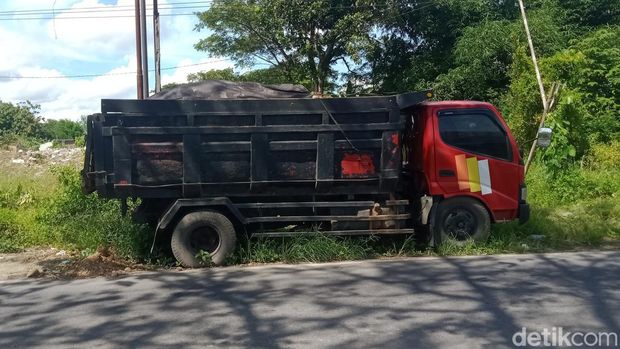 Penampakan truk angkutan pasir yang ditinggal 2 bulan di pinggir jalan Klaten. Tampak truk masih bermuatan tanah uruk, Minggu (15/1/2023).