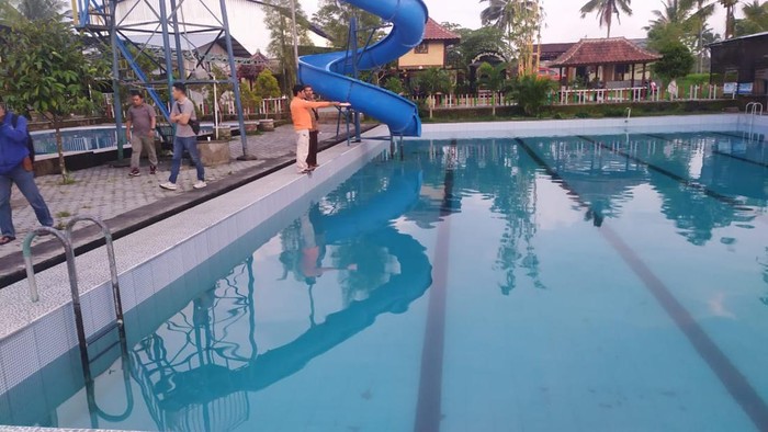 Petugas melakukan olah TKP di kolam renang di Desa Kotaraja, Kecamatan Sikur, Lombok Timur, Sabtu (14/1/2023).