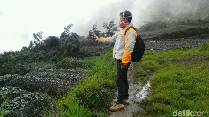Petugas saat memantau Kawah Sileri usai erupsi tahun 2018 lalu .
