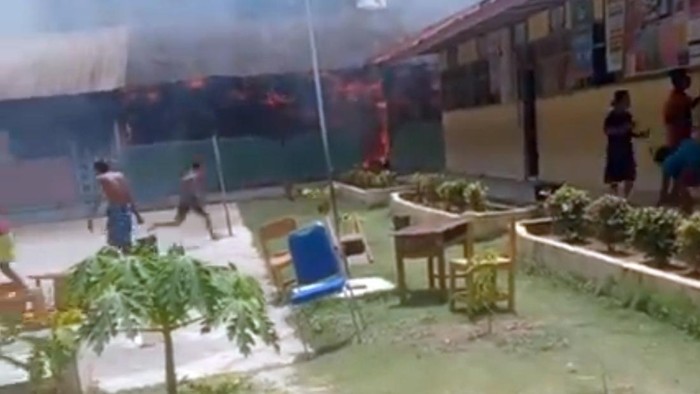 Tiga ruang kelas SDN 045 Salarri di Kabupaten Polewali Mandar, Sulawesi Barat (Sulbar) hangus terbakar.