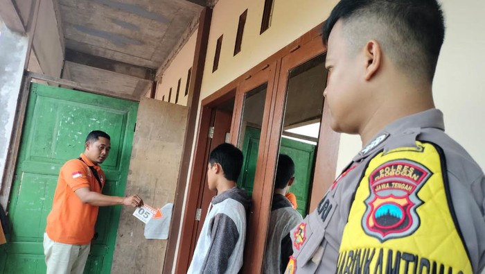 Polisi cek TKP santri dipukuli sesama santri hingga tewas di Ponpes Kradenan, Grobogan, Minggu (15/1/2023).