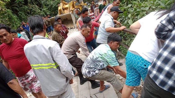 Polisi dan warga saat berusaha mengangkat angkot yang jatuh ke jurang (Foto: Dok. Polres Simalungun)