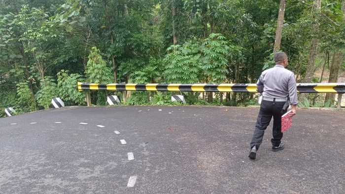 Polisi memeriksa lokasi kecelakaan sepeda motor masuk jurang di Manonjaya, Tasikmalaya, Minggu (15/1/2023)