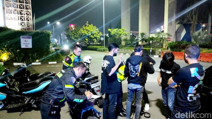 Polisi saat amankan pemuda di Karawang