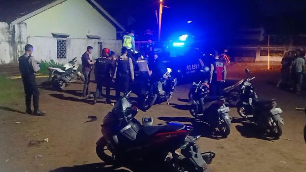 Polisi saat mengaman 12 unit motor milik pelaku (Foto: Istimewa)