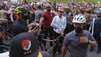 Tampak Jokowi dikawal oleh paspampres saat bersepeda di CFD.