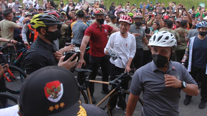 Presiden Joko Widodo bersepeda dan menyapa warga saat Car Free Day (CFD) di kawasan Bundaran HI, Jakarta, Minggu (15/1/2023). Presiden Joko Widodo bersepeda dari Istana Negara hingga Dukuh Atas dan menyapa warga yang berolahraga.  ANTARA FOTO/Reno Esnir/nz *** Local Caption ***