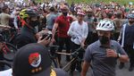 Potret Jokowi Menyapa Warga Saat Bersepeda di CFD