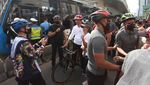 Potret Jokowi Menyapa Warga Saat Bersepeda di CFD