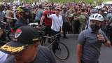 Potret Jokowi Menyapa Warga Saat Bersepeda di CFD