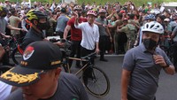 Ia juga menyapa para warga yang sedang berolahraga. 
