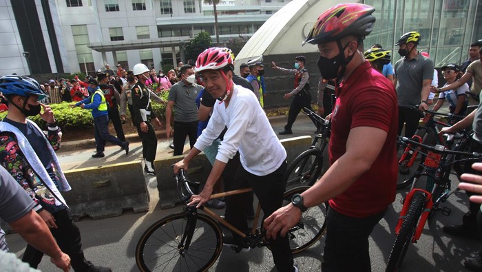Potret Jokowi Menyapa Warga Saat Bersepeda di CFD Presiden Joko Widodo bersepeda dan menyapa warga saat Car Free Day (CFD) di kawasan Bundaran HI, Jakarta, Minggu (15/1/2023). Presiden Joko Widodo bersepeda dari Istana Negara hingga Dukuh Atas dan menyapa warga yang berolahraga. ANTARA FOTO/Reno Esnir/nz *** Local Caption ***