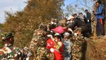Proses Evakuasi Korban Pesawat Jatuh di Nepal yang Tewaskan 67 Orang