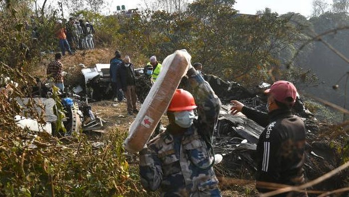 Kecelakaan pesawat jatuh di Nepal menewaskan 67 orang. Begini proses evakuasinya.