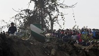 Juru bicara militer Nepal menyebut bagian pesawat yang jatuh ke jurang menyulitkan penyelamatan. Dia mengatakan bahwa pencarian terus berlangsung. Getty Images/PRAKASH MATHEMA