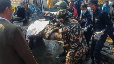 Proses Evakuasi Korban Pesawat Jatuh di Nepal yang Tewaskan 67 Orang