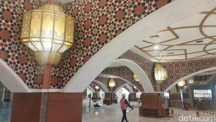 Proses pembuatan lampu gentur yang jadi hiasan interior Masjid Al Jabbar, Kota Bandung