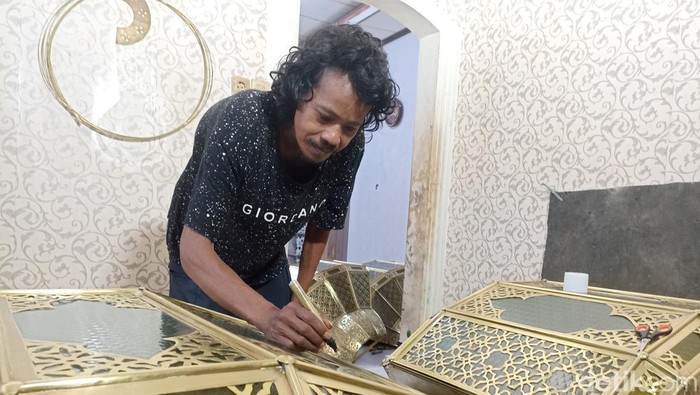 Proses pembuatan lampu gentur yang jadi hiasan interior Masjid Al Jabbar, Kota Bandung