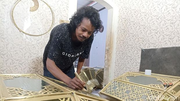 Proses pembuatan lampu gentur yang jadi hiasan interior Masjid Al Jabbar, Kota Bandung