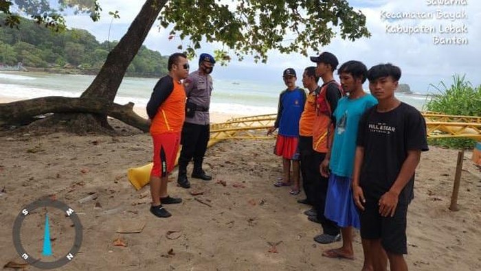 Proses pencarian korban hilang terseret ombak di Pantai Ciantir, Lebak.