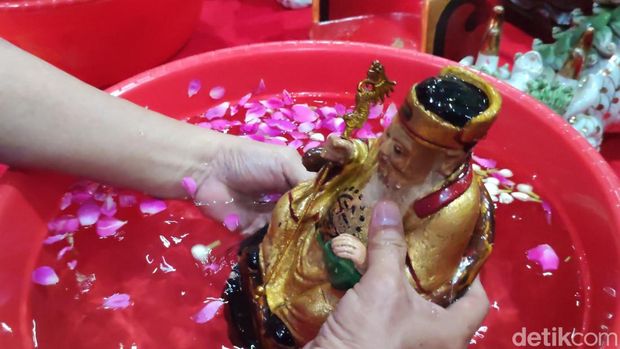 Prosesi pencucian patung dewa atau rupang di Biara Hok Tek Bio, Minggu (15/1/2023)