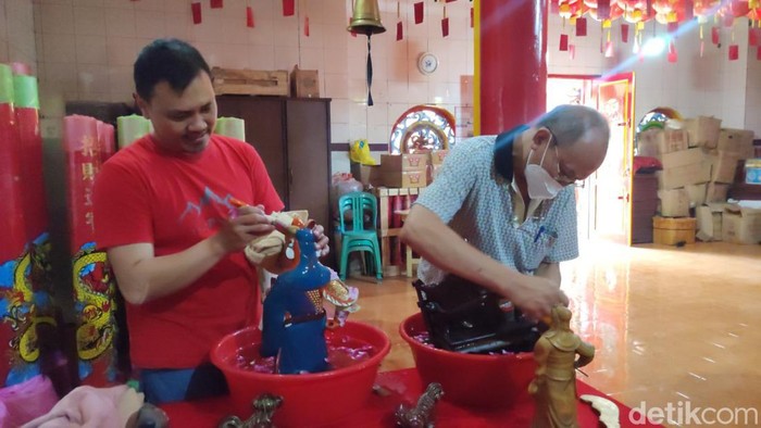 Prosesi pencucian patung dewa atau rupang di Biara Hok Tek Bio, Minggu (15/1/2023)