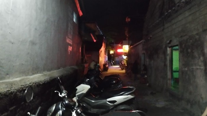 Suasana kawasan prostitusi Danau Tempe di malam hari.