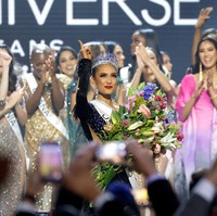R’Bonney Gabriel dinobatkan sebagai Miss Universe 2022. Wanita 28 tahun itu mendapat mahkota kejuaraan di malam puncak Miss Universe 2022 di New Orleans, AS, Sabtu (14/1/2023) waktu setempat. Foto: Getty Images