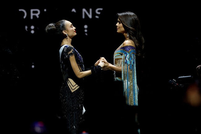 Inilah detik-detik menegangkan Miss USA 2022 R’Bonney Gabriel dan Miss Venezuela 2022 Amanda Dudamel menunggu nama pemenang diumumkan. Keduanya terlihat bergandengan tangan. Foto: Getty Images
