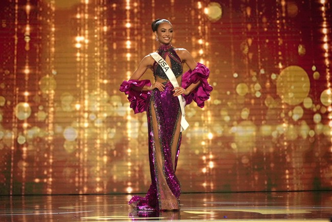 Pemenang jatuh ke R’Bonney yang merupakan keturunan dari ayah imigran yang berasal dari Filipina dan ibu dari Amerika Serikat. Dia mewakili Amerika Serikat di ajang Miss Universe 2022. Foto: Getty Images