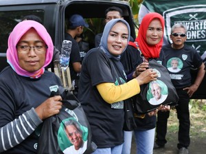 Komunitas Warteg Pendukung Ganjar Bagikan Paket Sembako di Cirebon