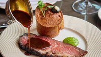 Di sini ada menu dry-aged sirloin yang juga sayang dilewatkan. Saus gravynya yang khas memberikan rasa yang paling spesial dan dirindukan pelanggannya. Foto: Instagram/gordonramsaybarngrillkl