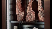 Lemari dry-aged untuk daging-dagingnya diletakkan langsung di salah satu sudut restoran. Para pelanggan bisa melihat langsung potongan tomahawk yang sedang melalui proses dry-aged. Foto: Instagram/gordonramsaybarngrillkl
