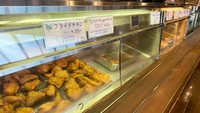 Jangan khawatir, mereka juga menyajikan ayam goreng yang bisa dipilih langsung di etalase kaca. Sistem pemesanannya agak mirip dengan kafetaria. Foto: soranews24.com / Oona Mcgee
