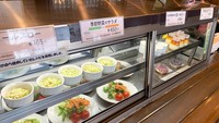 Sebelum memilih ayam goreng, biasanya pelanggan juga bisa memilih menu pendamping seperti salad yang ada di etalase ini. Foto: soranews24.com / Oona Mcgee
