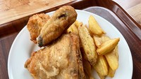 Seperti ini penampilan ayam goreng dan kentang goreng di Harvest Yakumo. Harga per potong ayam mulai dari 295 yen (Rp 35 ribu). Untuk menu paket 715 yen (Rp 85 ribu). Foto: soranews24.com / Oona Mcgee