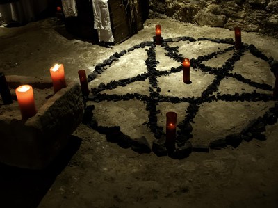 4 Ritual Aneh Kelompok Pemuja Setan: Misa Hitam-Bugil di Altar