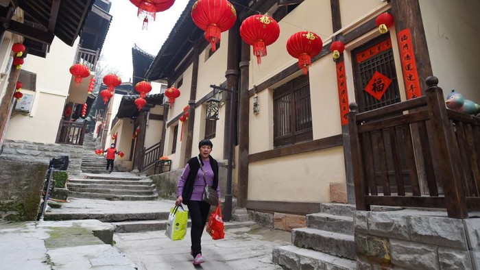 Para relawan di China mulai memasang Lampion hingga kuplet di rumah-rumah warga jelang Imlek. Nih fotonya.