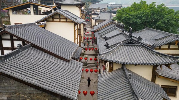 Pemandangan dari udara sejumlah lampion yang menghiasi rumah-rumah di Jalan Kuno Huangge.