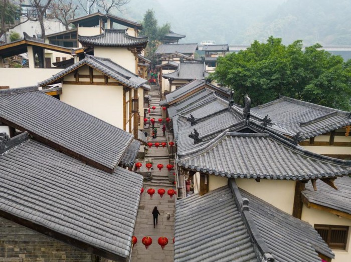 Para relawan di China mulai memasang Lampion hingga kuplet di rumah-rumah warga jelang Imlek. Nih fotonya.