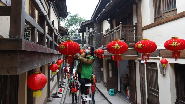 Sambut Imlek, Rumah-rumah di China Mulai Dipasang Lampion Para relawan di China mulai memasang Lampion hingga kuplet di rumah-rumah warga jelang Imlek. Nih fotonya.