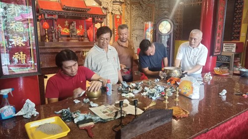 Sebagian pengurus dan umat Kong Co Bio Tabanan bergotong royong membersihkan latar dan sarana persembahyangan untuk menyambut Imlek 2574. (Chairul Amri Simabur/detikBali)