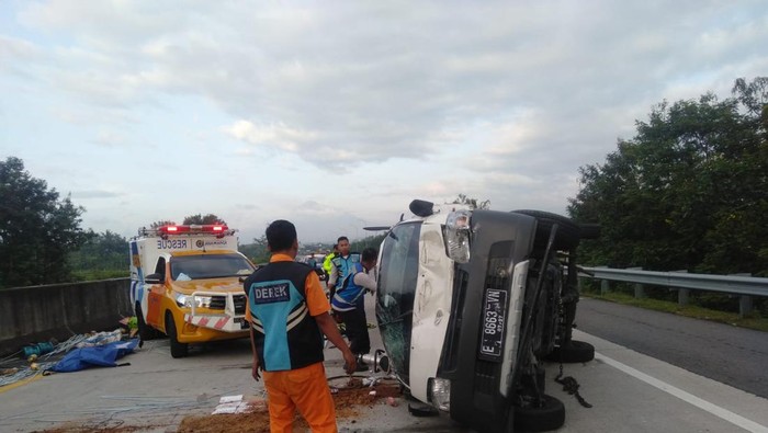 Sebuah mobil pikap terguling dalam kecelakaan di Tol Boyolali, Minggu (15/1/2023).