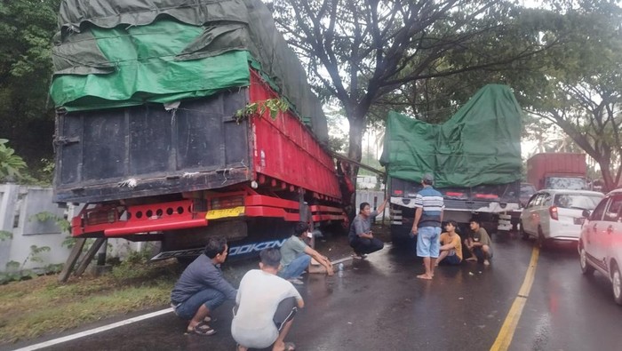 Sebuah truk terperosok di Banyuwangi menyebabkan kemacetan