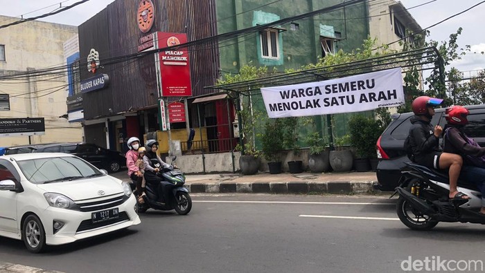 spanduk penolakan satu arah kayutangan heritage