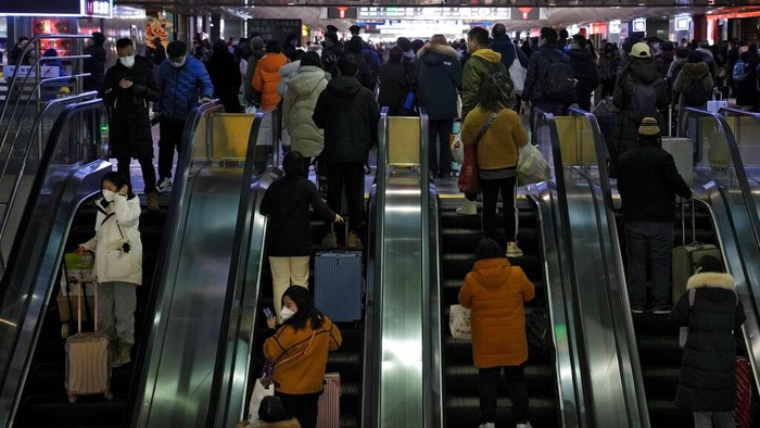 Warga China mulai memadati stasiun kereta di Beijing. Mereka ingin mudik ke kampung menjelang perayaan Tahun Baru Imlek.